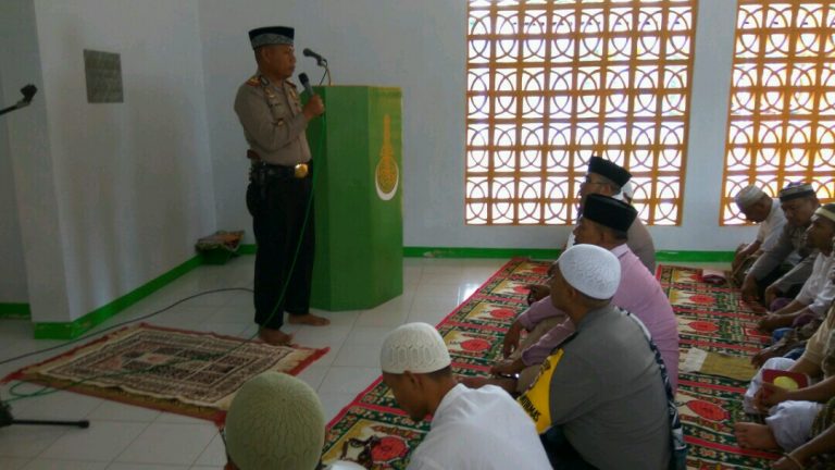 Kapolsek Kota Masohi selaku Imam pada Sholat Jumat Berjamaah Di Rutan Klas II B Masohi