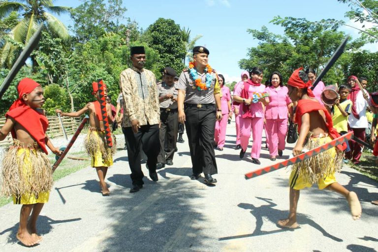 Tarian Adat Cakalele Menyambut Kunjungan Kerja Kapolres Maluku Tengah di Polsek Tehoru dan Polsubsektor Laimu Kecamatan Telutih