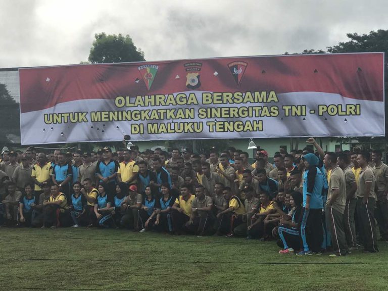 Polres Maluku Tengah, Yonif 731 Kabaresi dan Brimobda Maluku Den B Pelopor Amahai Bangun Sinergitas Melalui Olahraga Bersama