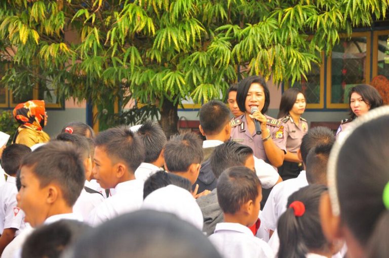 Polwan Polres Maluku Tengah melaksanakan kegiatan Polisi Sahabat Anak