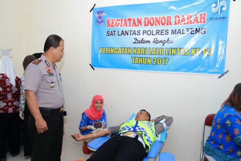 Satuan Lalu Lintas Polres Maluku Tengah melaksanakan Donor Darah Dan Anjang Sana Dalam Rangka Memperingati HUT Polantas Yang Ke-62