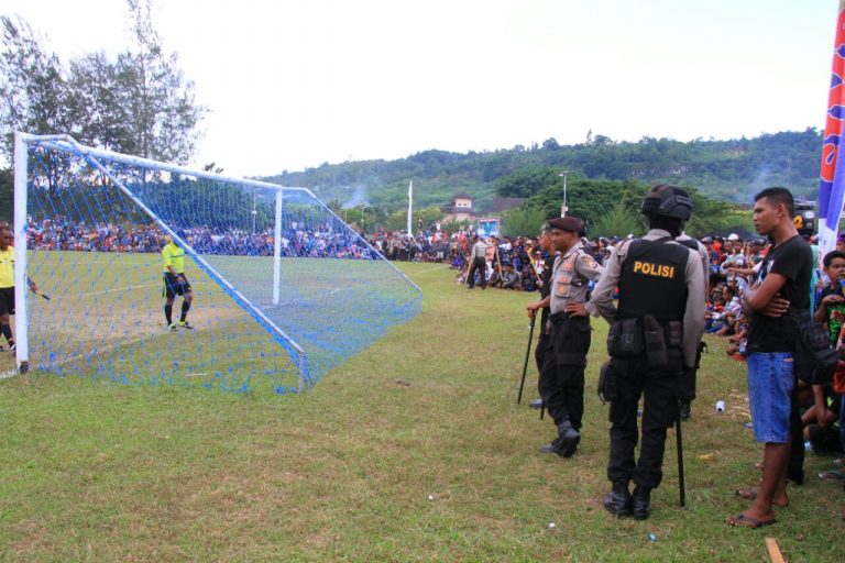 Personil Polres Maluku Tengah Melaksanakan Pengamanan Dalam Rangka Final Pertandingan Sepak Bola Bupati Cup U-21