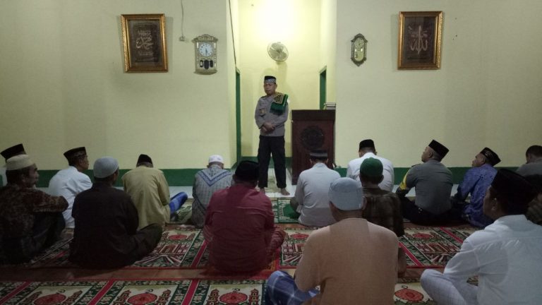 Polsek Kota Masohi Sholat Subuh Bersama Warga RT. 012 di Mesjid Mujahidin