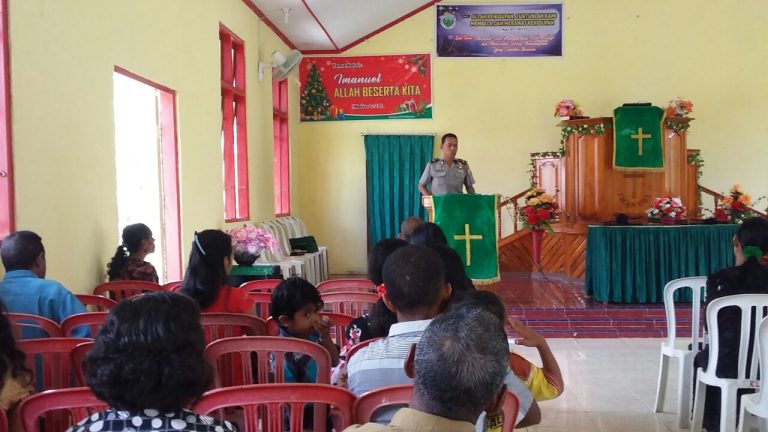 Satuan Binmas Polres Maluku Tengah Sambang Jemaat Waitetes saat Ibadah Minggu