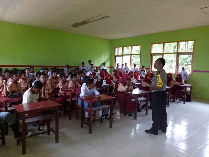 Bhabinkamtibmas Desa Sawai Berantas Berita HOAX di Kalangan Remaja