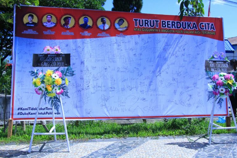 Masyarakat Kota masohi bersama Polri Polres Maluku Tengah membubuhi tanda tangan rasa belasungkawa terhadap 5 Personil Polri yang meninggal Dunia di Mako Brimob akibat dibunuh oleh para Nara Pidana Terorisme ( Napiter )