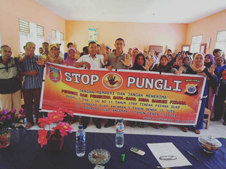 Tim Pencegahan Saber Pungli Kabupaten Maluku Tengah Sosialisasi, di Sekolah SMA Negeri 2 Seram Utara di Desa Makalah Kecamatan Seram Utara