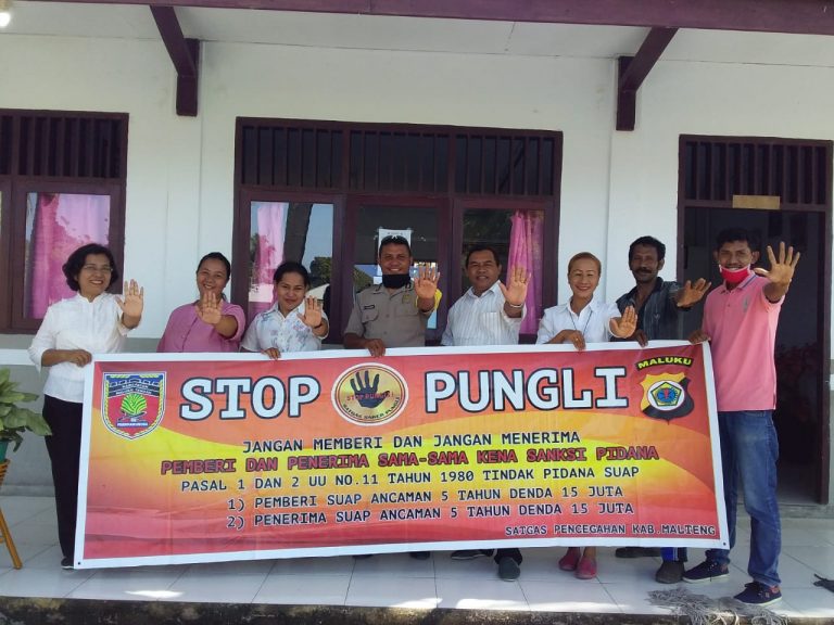 Sosialisasi Saber Pungli, Bhabinkamtibmas Desa Tananahu di Sekolah SMA Negeri 1 Teluk Elpaputih
