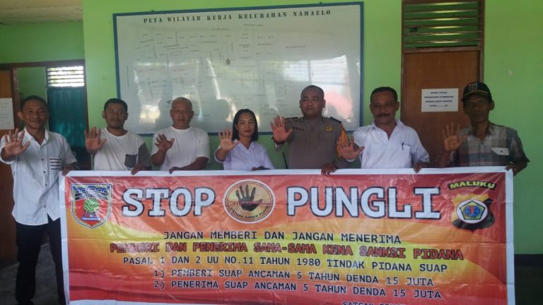 Sosialisasi Saber Pungli, Bhabinkamtibmas Kelurahan Namaelo di Kantor Kelurahan Namaelo