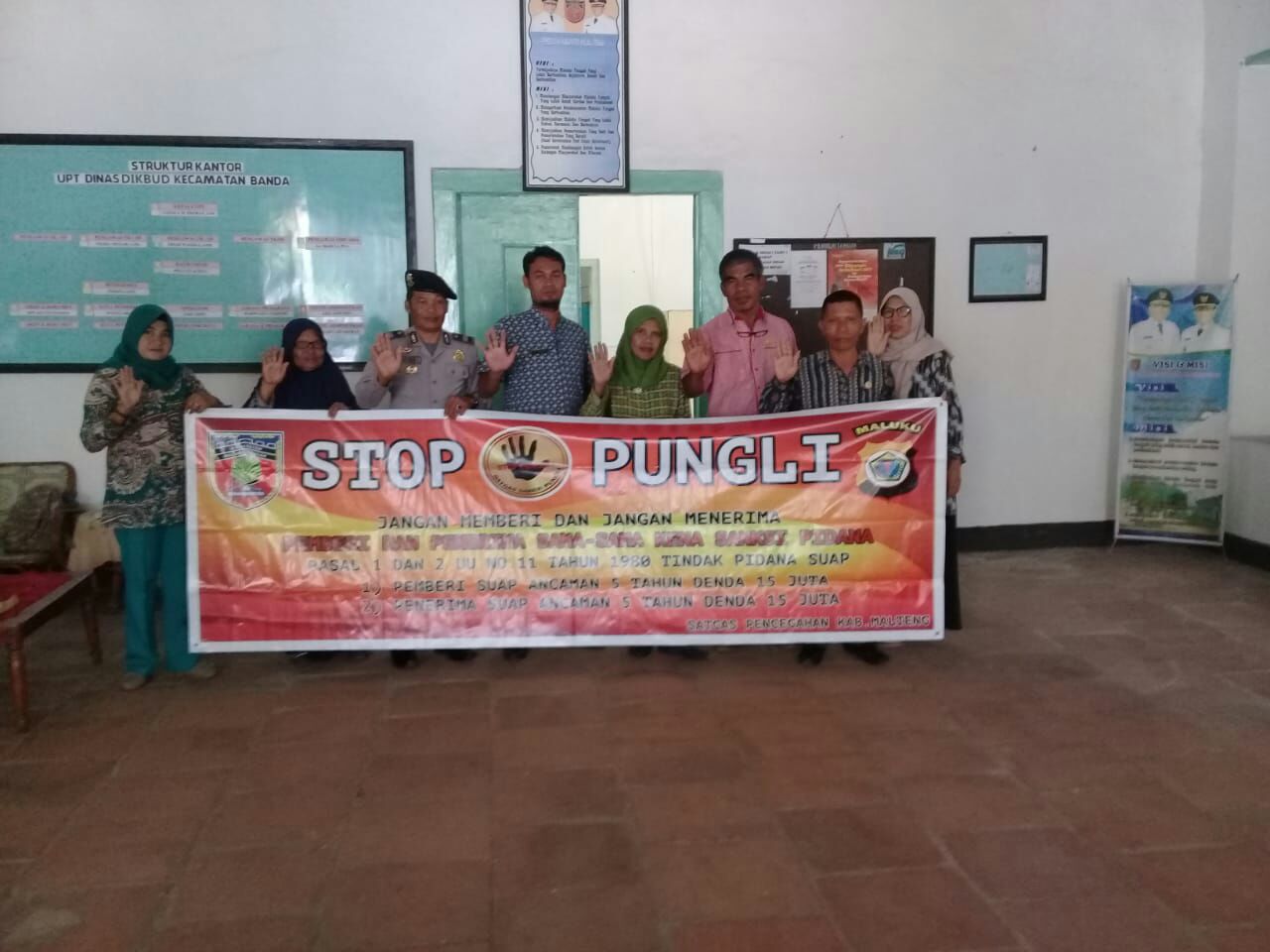 Sosialisasi Saber Pungli, Kanit Binmas Polsek P.P Banda Neira di UPTD Dinas Pendidikan dan Kebudayaan