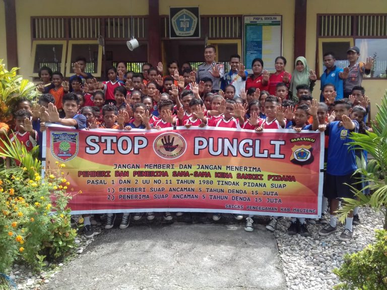 Sosialisasi Tim Satgas Saber Pungli Kabupaten Maluku Tengah di Sekolah SMP Kristen Lava Kecamatan Telutih