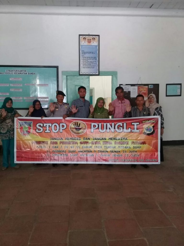 Sosialisasi Saber Pungli, Kanit Binmas P. P Banda Neira di Kantor UPTD Dinas Pendidikan dan Kebudayaan Kecamatan P. P Banda Neira