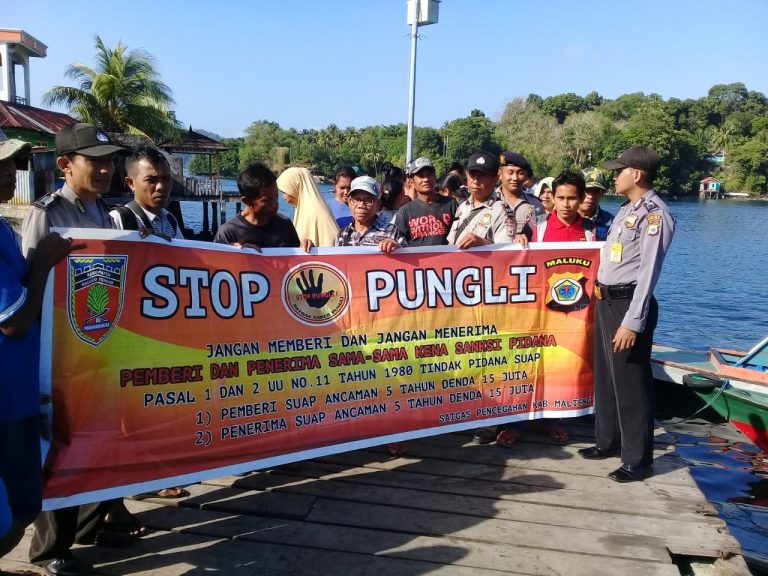 Sosialisasi Saber Pungli, Personil Polsek P.P Banda Neira di Pelabuhan antar Pulau Desa Nusantara