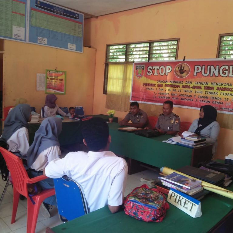 Sosialisasi Saber Pungli, Personil Polsek Seram Utara di SMA Negeri 2 Seram Utara