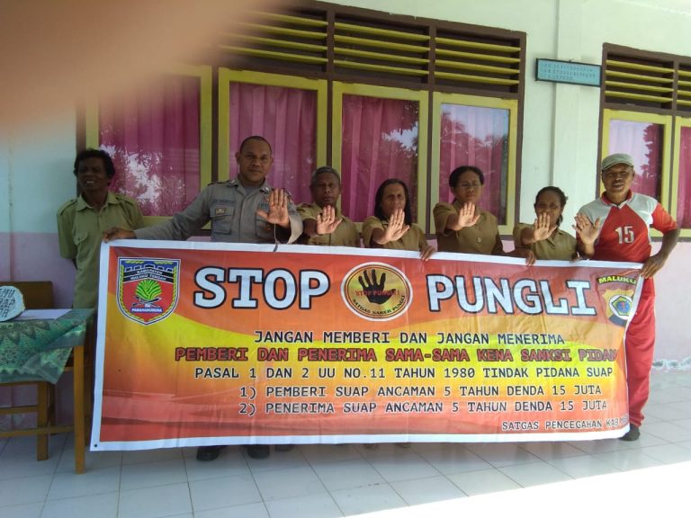 Sosialisasi Saber Pungli, Bhabinkamtibmas Negeri Tananahu di SD Negeri Huse Kecamatan Elpaputih
