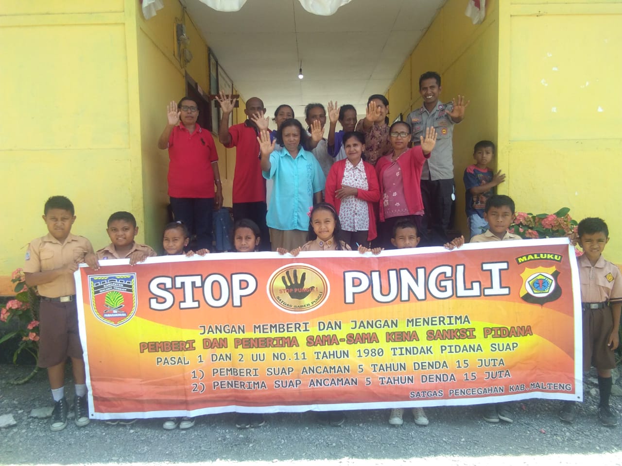 Sosialisasi Saber Pungli, Bhabinkamtibmas Negeri Waraka di Sekolah SD Kristen Negeri Waraka