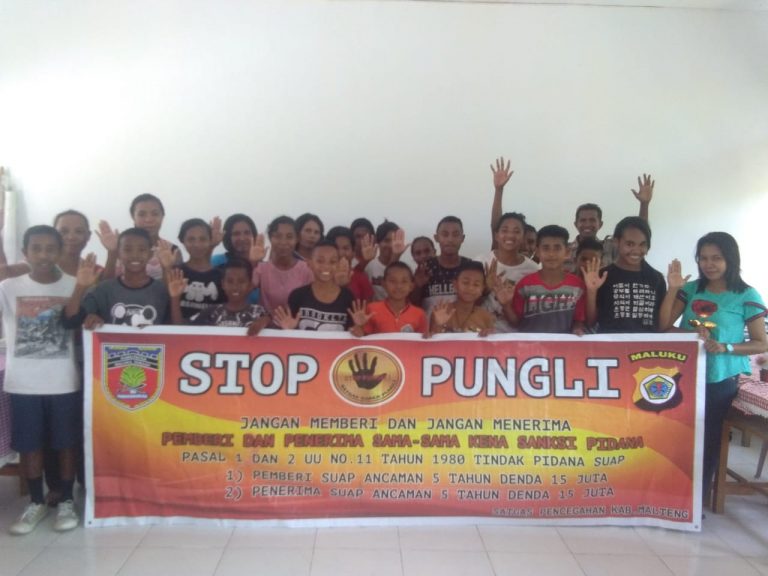 Sosialisasi Saber Pungli, Bhabinkamtibmas Negeri Waraka di Sekolah SMP Negeri 5 Waraka