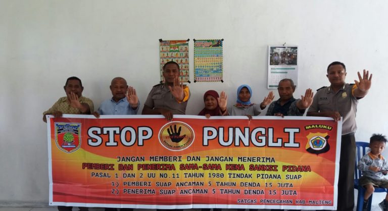 Sosialisasi Saber Pungli, Bhabinkamtibmas Negeri Wolu di Sekolah SD Inpres Wolu Kecamatan Telutih
