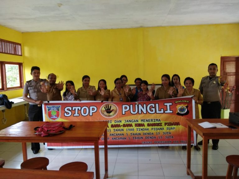 Sosialisasi Saber Pungli, Personil Polsek TNS/Waipia di Sekolah SMP 7 Waipia