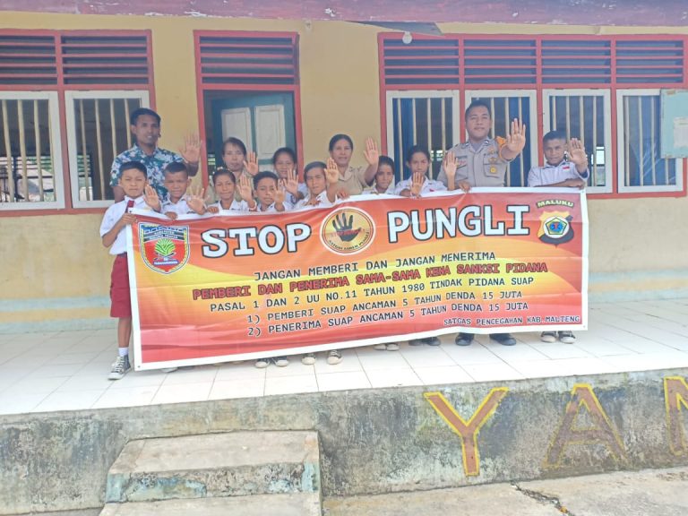 Sosialisasi Saber Pungli, Bhabinkamtibmas Negeri Yamalatu di SD Inpres Yamalatu Kecamatan Telutih