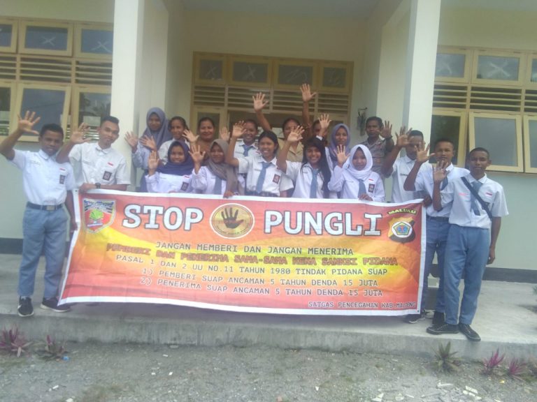 Sosialisasi Sabee Pungli, Bhabinkamtibmas Negeri Waraka di Sekolah SMA Negeri 3 Waraka Kecamatan Teluk Elpaputih