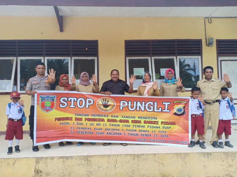 Sosialisasi Saber Pungli, Bhabinkamtibmas Negeri Laimu di Sekolah SD Negeri 2 Laimu Kecamatan Telutih