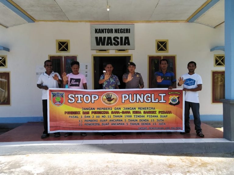 Sosialisasi Saber Pungli, Bhabinkamtias Negeri Wasia di Kantor Negeri Wasia Kabupaten Seram Bagian Barat