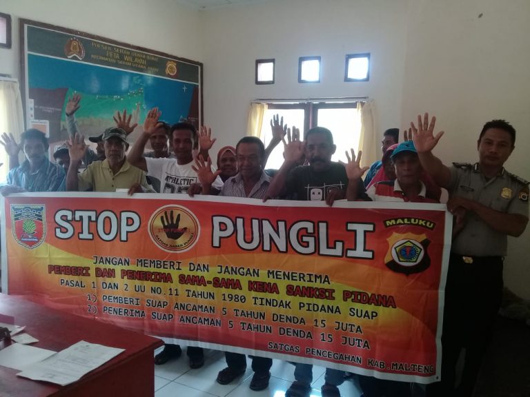 Sosialisasi Saber Pungli, Personil Polsek Seram Utara Barat di Kantor Polsek