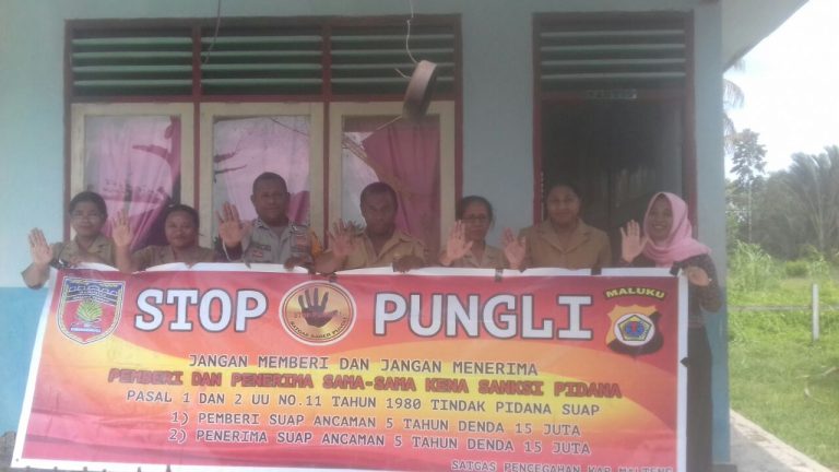 Sosialisasi Saber Pungli, Bhabinkamtias Desa Seti di Sekolah SD Negeri Seti Bakti Kecamatan Seram Utara Timur Seti