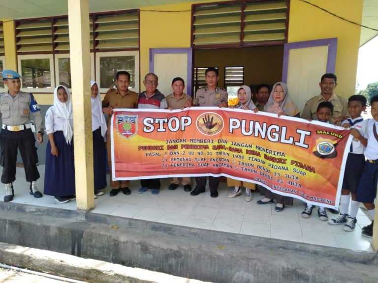 Sosialisasi Saber Pungli, Personil Polsek Seram Utara Barat di Sekolah SMP Negeri 1 Seram Utara Barat Panasea