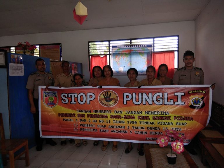 Sosialisasi Saber Pungli, Personil Polsek TNS/Waipia di Sekolah SD Kristen Negeri Bumei
