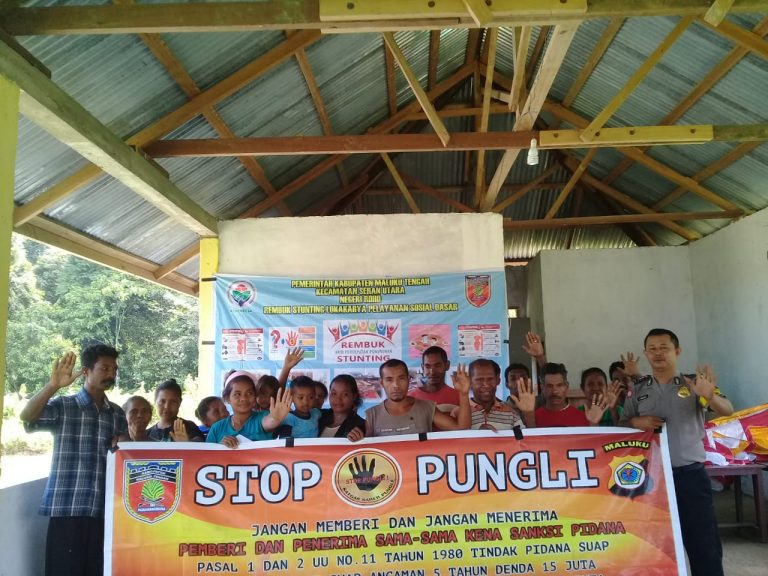 Sosialisasi Saber Pungli, Bhabinkamtibmas ADM Maluku di Kantor Desa Negeri Roho Kecamatan Seram Utara