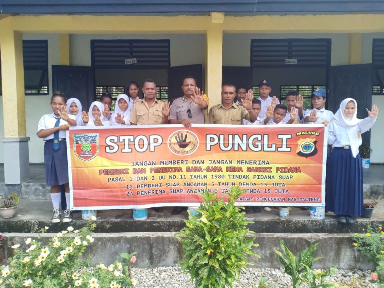 Sosialisasi Saber Pungli, Bhabinkamtibmas Negeri Tehua di Sekolah SMP Negeri Satu Atap Negeri Maneoratu Kecamatan Telutih