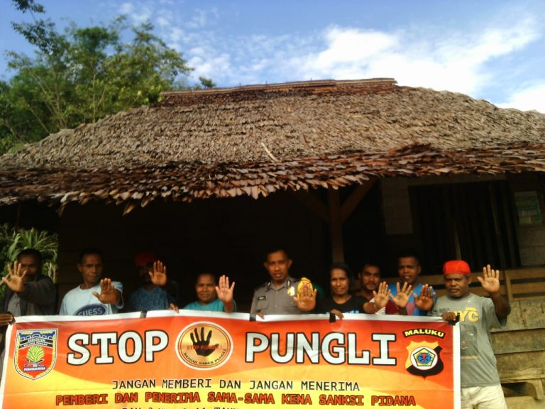 Sosialisasi Saber Pungli, Bhabinkamtibmas Administratif Besi di Kantor Negeri  Huaulu Kecamatan Seram Utara