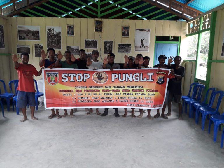 Sosialisasi Saber Pungli, Bhabinkamtibmas Negeri Huku Kecil di Kantor Negeri Huku Kecik Kecamatan Elpaputih