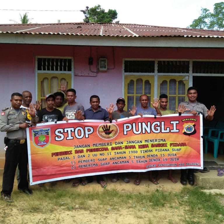 Sosialisasi Saber Pungli, Personil Polsek Seram Utara di Dusun Melinani Desa Manusela