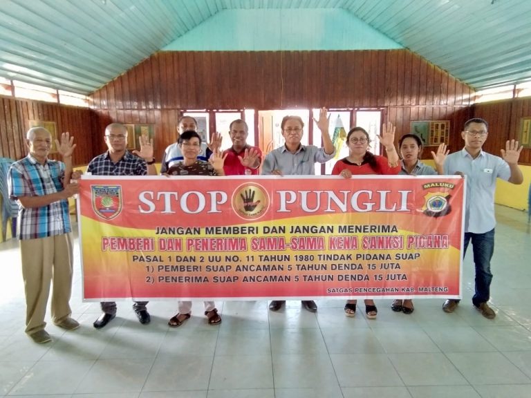 Sosialisasi Saber Pungli, Bhabinkamtibmas Negeri Amahai di Gedung Kesenian Negeri Amahai