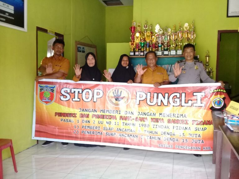 Sosialisasi Saber Pungli, Kanit Binmas Polsek P. P Banda Naira di Balai Desa Kampung Baru Kecamatan Banda Naira