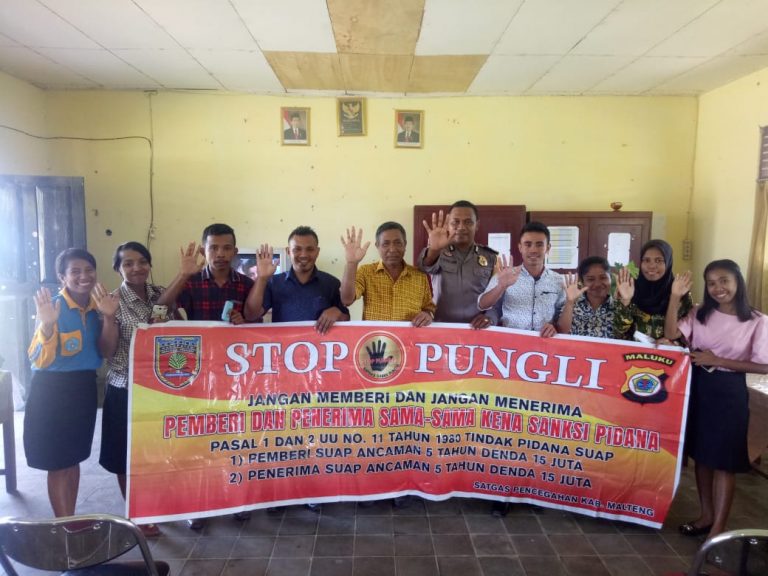 Sosialisasi Saber Pungli, Bhabinkamtibmas Negeri Makariki di Sekolah SMP Negeri 2 Amahai Negeri Makariki