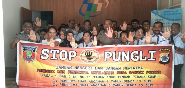 Sosialisasi Saber Pungli, Personil Polsek Kota Masohi di Kantor Badan Pusat Statistik Kabupaten Maluku Tengah