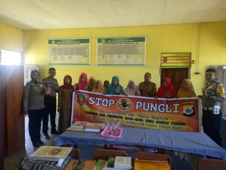 Sosialisasi Saber Pungli, Personil Polsek Amahai di Sekolah Muhammadiyah Sepa Kecamatan Amahai
