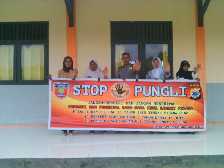Sosialisasi Saber Pungli, Bhabinkamtibmas Administratif Besi di Sekolah SMP Negeri 10 Seram Utara