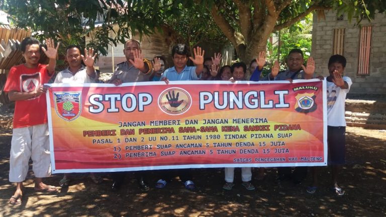 Sosialisasi Saber Pungli, Personil Polsek Kota Masohi di RT 19 Kelurahan Namaelo