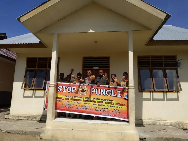 Sosialisasi Saber Pungli, Bhabinkamtibmas Desa Air Besar Kecamatan Seram Utara