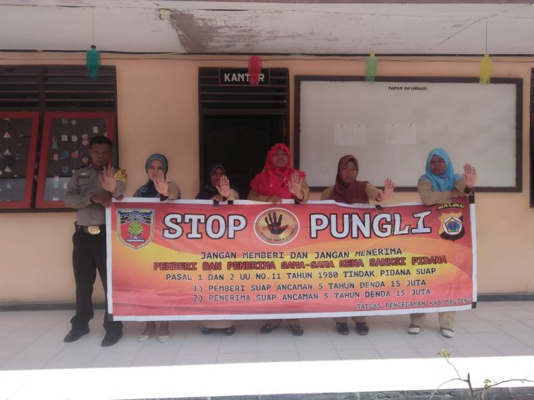Sosialisasi Saber Pungli, Bhabinkamtibmas Aketetnate di Sekolah SD Inpres Dusun Parigi Desa Wahai Kecamatan Seram Utara