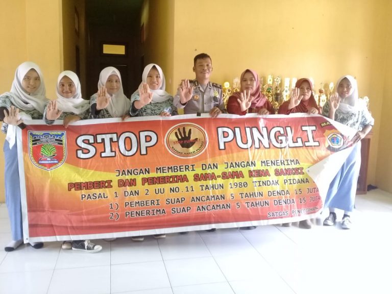 Sosialisasi Saber Pungli, Kanit Binmas Polsek P. P Banda Naira di Sekolah SMU Negeri 2 Desa Walang Spanciby