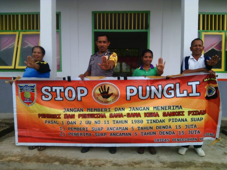 Sosialisasi Saber Pungli, Bhabinkamtibmas ADM Besi di Sekolah SD Inpre Oping Kecamatan Seram Utara