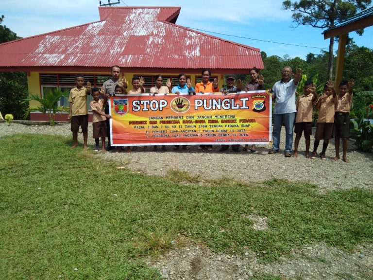 Sosialisasi Saber Pungli, Bhabinkamtibmas Desa Sawai di Sekolah SD Negeri Masihulan Kecamatan Seram Utara