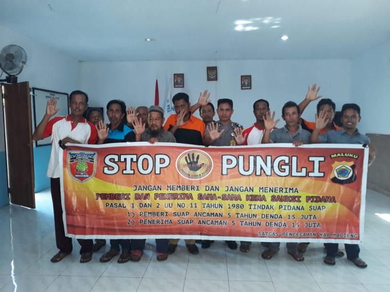 Sosialisasi Saber Pungli, Bhabinkamtibmas Boiyauw di Balai Desa  Boiyauw Kecamatan P. P Banda Naira