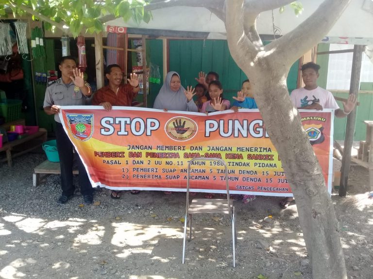Sosialisasi Saber Pungli, Personil Polsek Seram Utara Barat di Pasar Negeri Pasanea Kecamatan Seram Utara Barat
